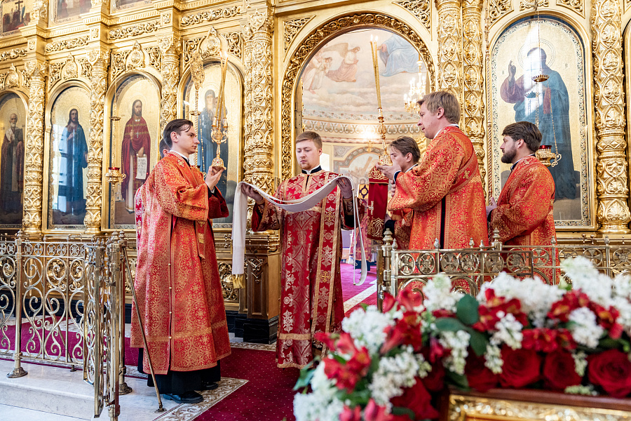 Божественная литургия в день отдания праздника Пасхи в Троицком кафедральном соборе Подольска